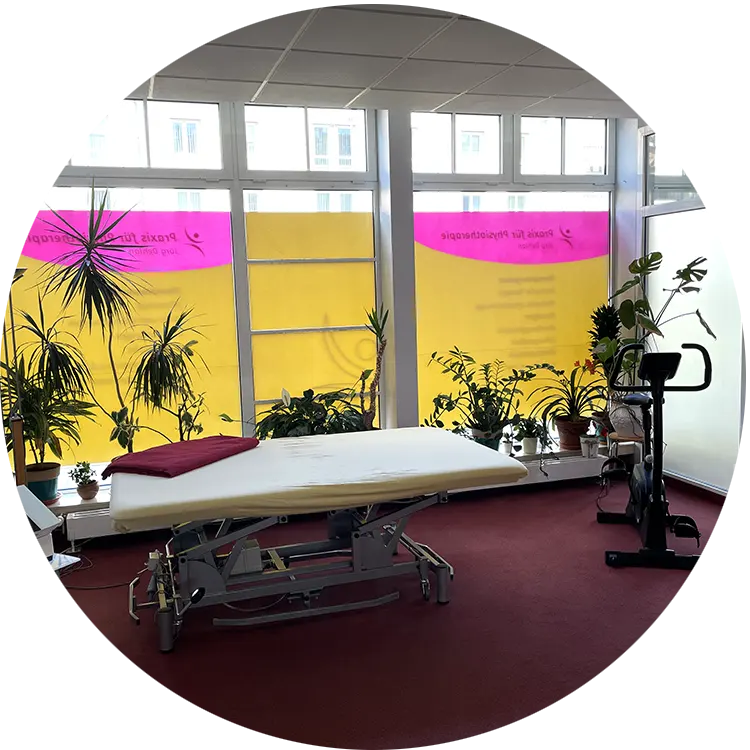 Heller Praxisraum mit weißer Liege und Geräten