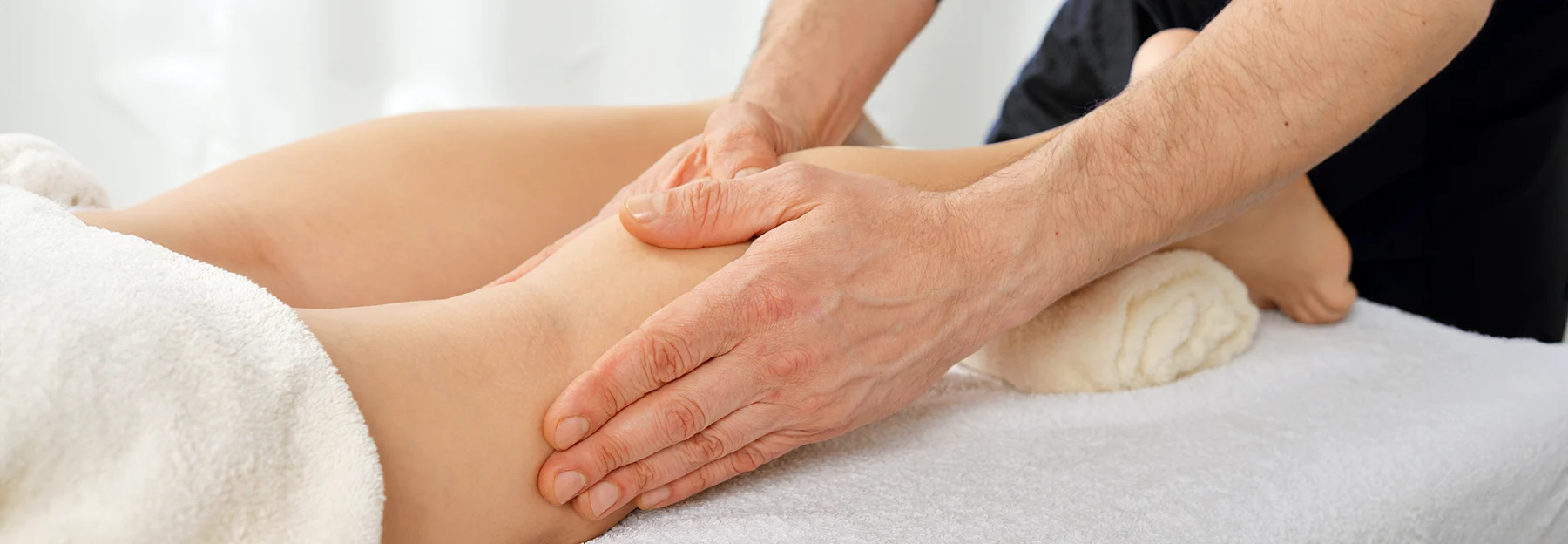 Männerhände massieren Beine (Nahaufnahme) Lymphdrainage